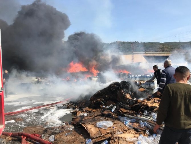 Su fabrikasındaki yangına pet şişeyle müdahale