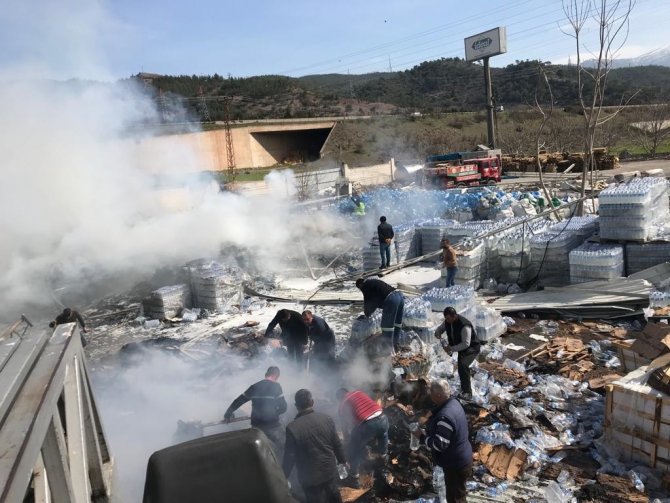Su fabrikasındaki yangına pet şişeyle müdahale
