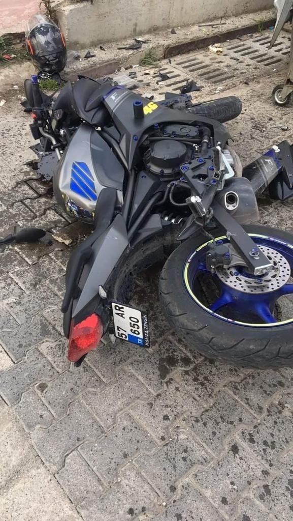 Sürat motoru önce ticari araç ile çarpıştı, sonra bariyerlere girdi: 1’i ağır, 2 yaralı