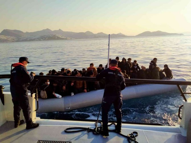 Türk karasularına geri itilen 82 göçmen kurtarıldı