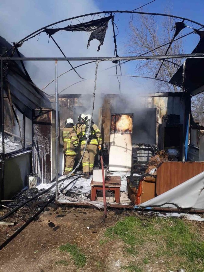 Yanan restoran kullanılmaz hale geldi