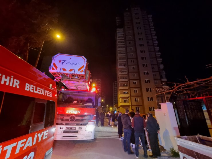 Ailesiyle tartışıp, birlikte yaşadıkları evi ateşe verdi