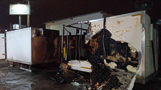 Alev alev yanan karoserler itfaiyenin müdahalesiyle söndürüldü