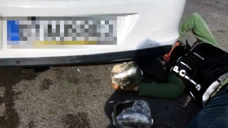 Aracının tamponundan 4 kilo 700 gram esrar çıktı; ‘Teyzemden korkup sakladım’ dedi