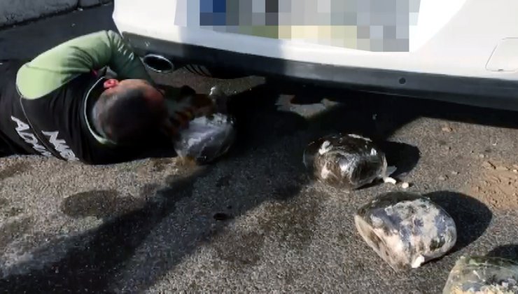 Aracının tamponundan 4 kilo 700 gram esrar çıktı; ‘Teyzemden korkup sakladım’ dedi