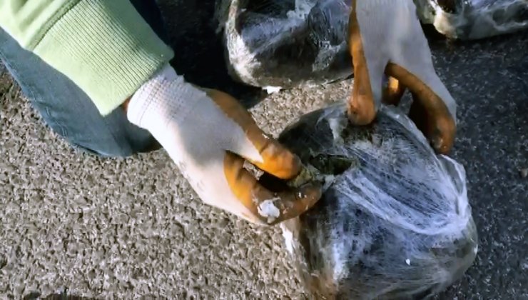 Aracının tamponundan 4 kilo 700 gram esrar çıktı; ‘Teyzemden korkup sakladım’ dedi