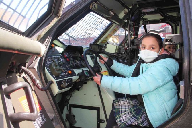 Arama kurtarma köpekleri öğrencilerin ilgi odağı oldu