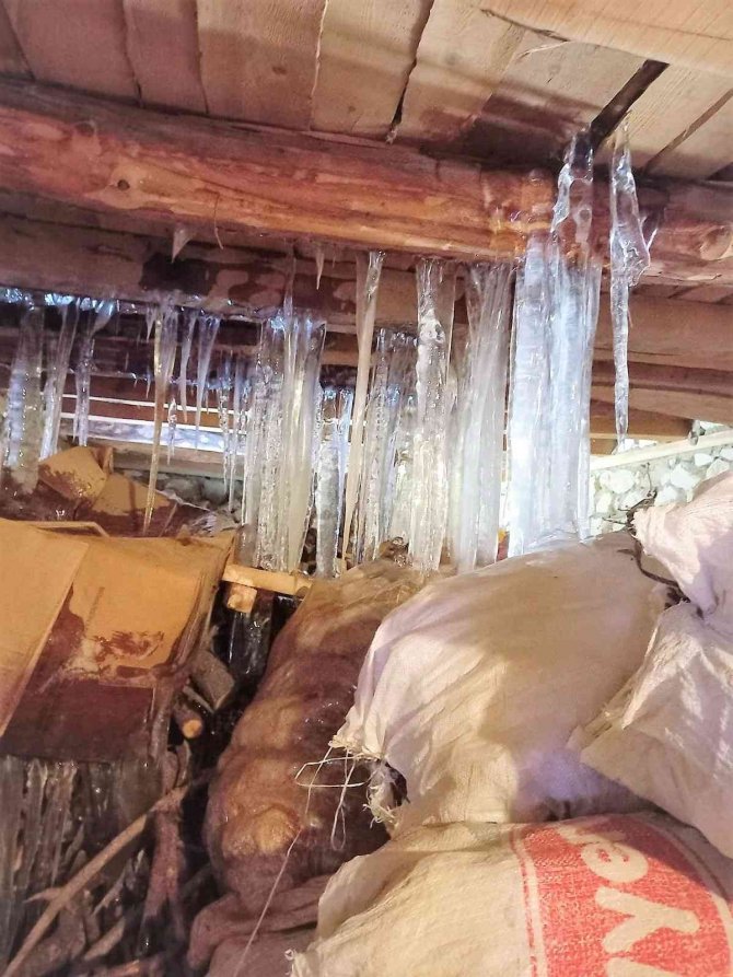 Bahar ayında yarım metre buz sarkıtı oluştu