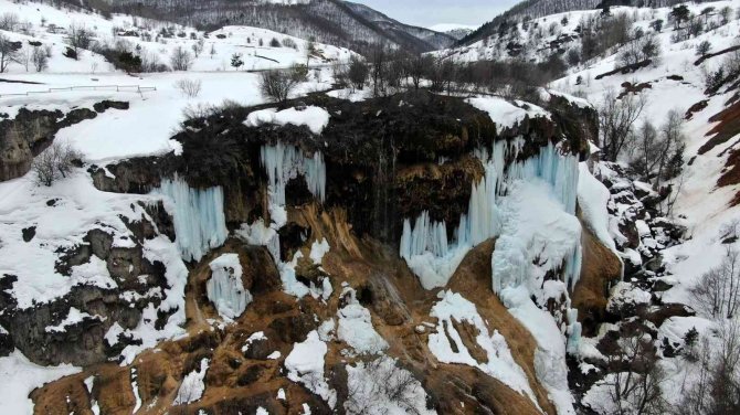 Baharda şelalede oluşan buz sarkıtları, turkuaza çalan rengiyle büyüledi