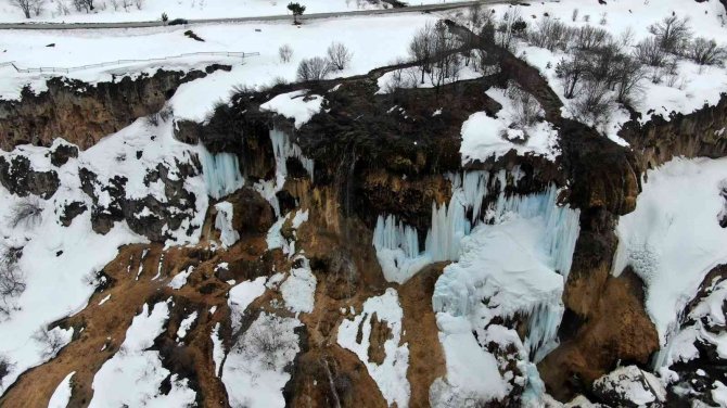 Baharda şelalede oluşan buz sarkıtları, turkuaza çalan rengiyle büyüledi