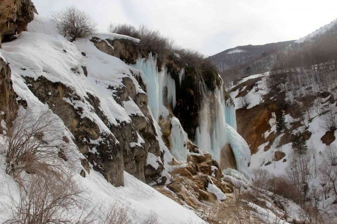 Baharda şelalede oluşan buz sarkıtları, turkuaza çalan rengiyle büyüledi