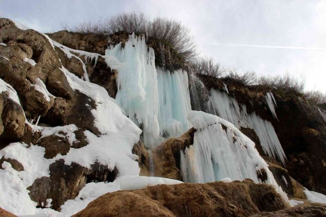 Baharda şelalede oluşan buz sarkıtları, turkuaza çalan rengiyle büyüledi