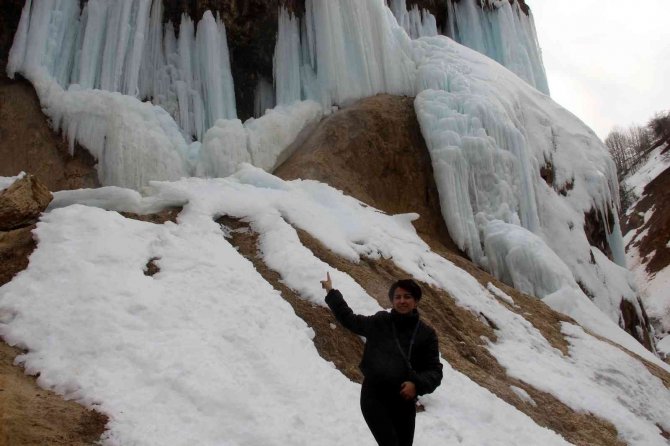 Baharda şelalede oluşan buz sarkıtları, turkuaza çalan rengiyle büyüledi