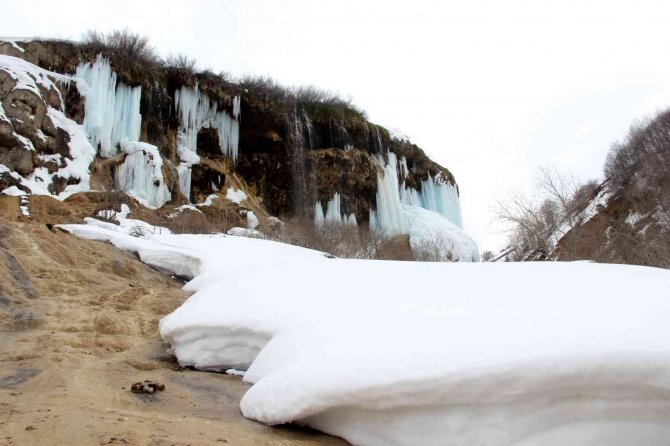 Baharda şelalede oluşan buz sarkıtları, turkuaza çalan rengiyle büyüledi