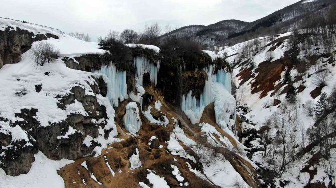 Baharda şelalede oluşan buz sarkıtları, turkuaza çalan rengiyle büyüledi