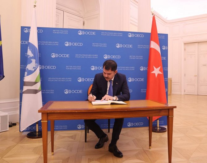 Bakan Kurum, Paris’te düzenlenen OECD Çevre Bakanları Toplantısı’na katıldı
