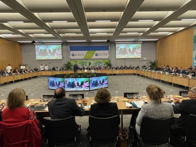 Bakan Kurum, Paris’te düzenlenen OECD Çevre Bakanları Toplantısı’na katıldı