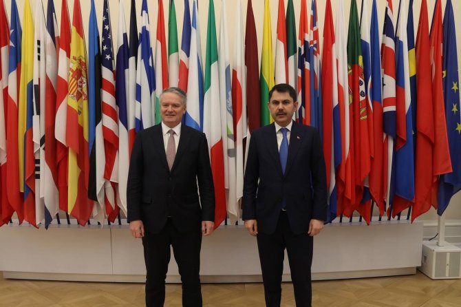 Bakan Kurum, Paris’te düzenlenen OECD Çevre Bakanları Toplantısı’na katıldı