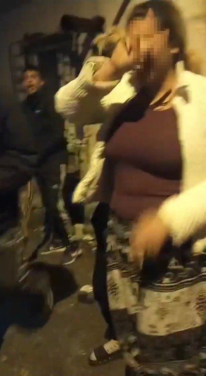 Bıçaklanan gencin karşısında gülüşerek video çektiler, kameraya da poz verdiler