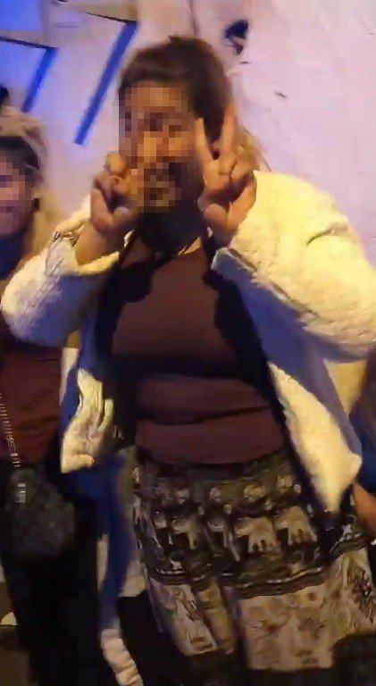 Bıçaklanan gencin karşısında gülüşerek video çektiler, kameraya da poz verdiler