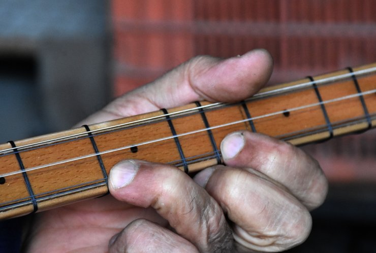 Bu sazın 'teli' insanın kalbine dokunuyor