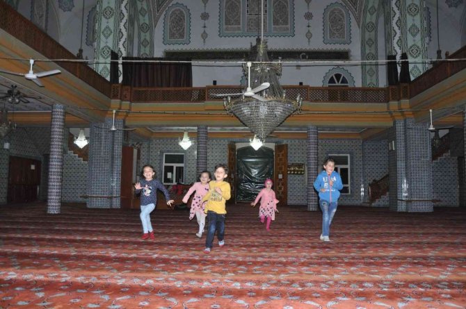 Cami imamının örnek davranışı en çok çocukları mutlu ediyor