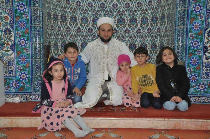 Cami imamının örnek davranışı en çok çocukları mutlu ediyor