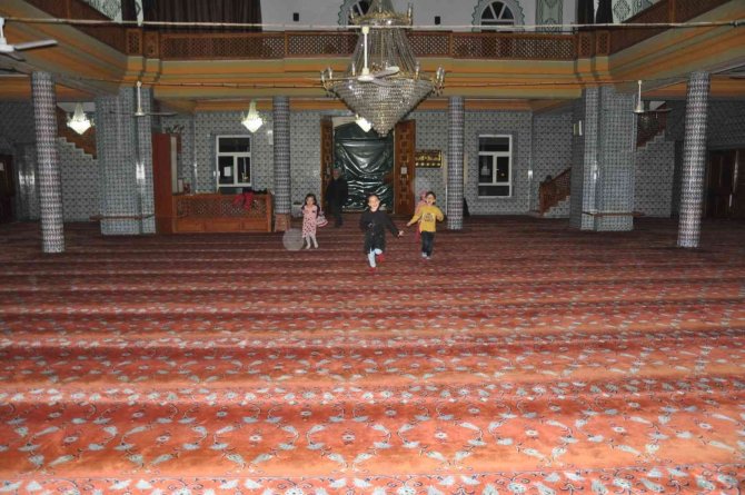 Cami imamının örnek davranışı en çok çocukları mutlu ediyor