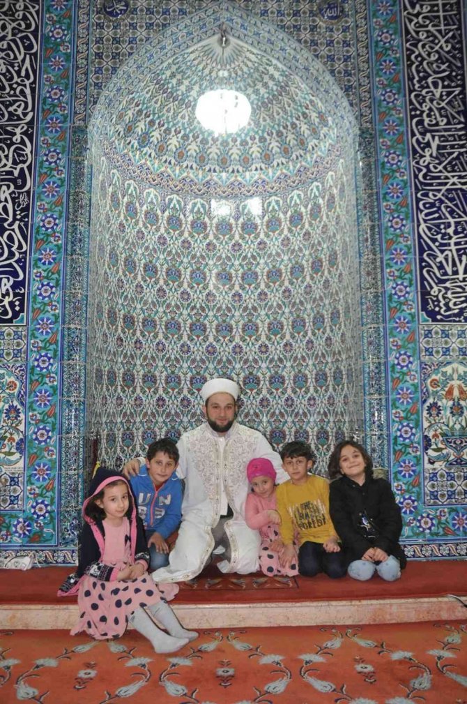 Cami imamının örnek davranışı en çok çocukları mutlu ediyor