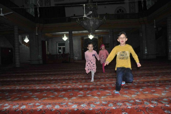 Cami imamının örnek davranışı en çok çocukları mutlu ediyor