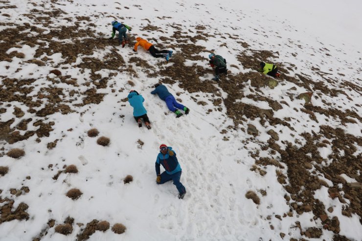 Çığ altında kalan İtalyan kayakçı, jandarma helikopteriyle kurtarıldı