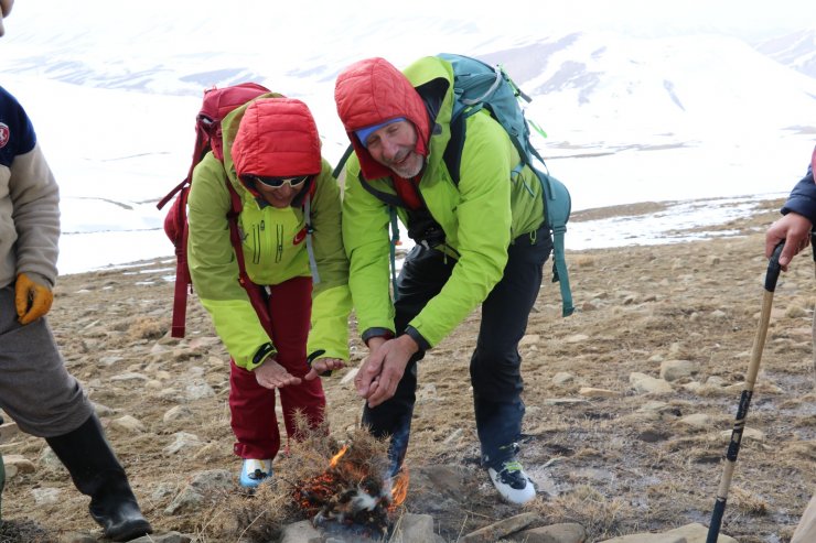 Çığ altında kalan İtalyan kayakçı, jandarma helikopteriyle kurtarıldı