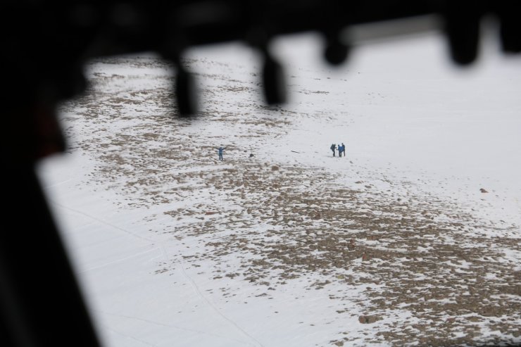 Çığ altında kalan İtalyan kayakçı, jandarma helikopteriyle kurtarıldı