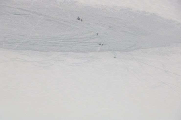 Çığ altında kalan İtalyan kayakçı, jandarma helikopteriyle kurtarıldı