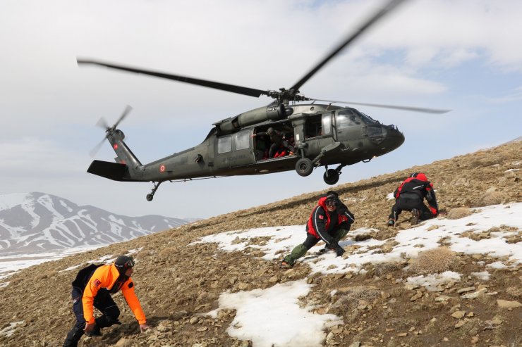 Çığ altında kalan İtalyan kayakçı, jandarma helikopteriyle kurtarıldı