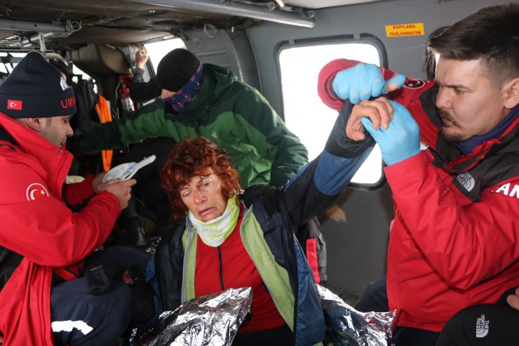 Çığ altında kalan İtalyan kayakçı, jandarma helikopteriyle kurtarıldı