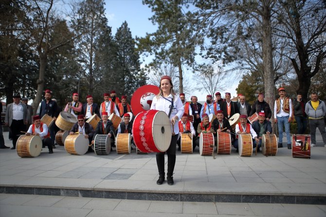 Kadın ramazan davulcusu göreve hazır