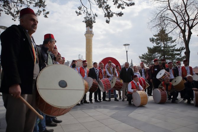 Kadın ramazan davulcusu göreve hazır