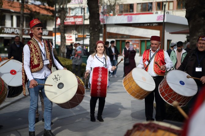 Kadın ramazan davulcusu göreve hazır