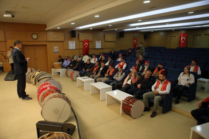 Kadın ramazan davulcusu göreve hazır