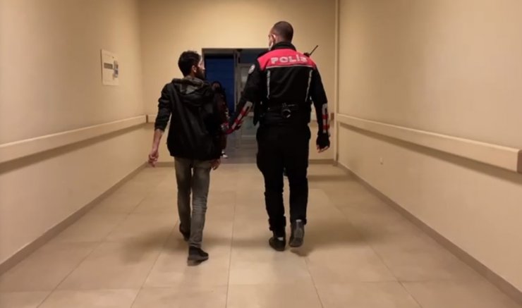 'Dur' ikazına uymayıp kaçtı, yakalanacağını anlayınca üzerindeki uyuşturucu hapı yuttu