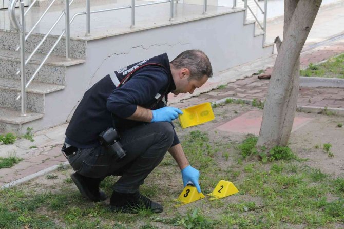 Emekli polis tartıştığı komşusunu silahla yaralayıp, parkta teslim oldu
