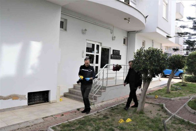 Emekli polis tartıştığı komşusunu silahla yaralayıp, parkta teslim oldu