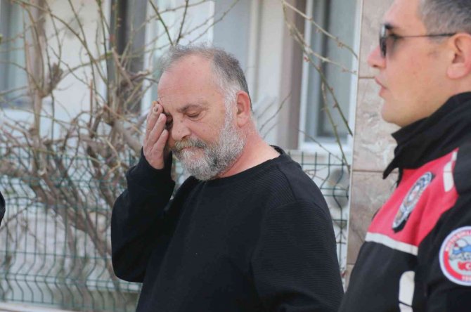 Emekli polis tartıştığı komşusunu silahla yaralayıp, parkta teslim oldu