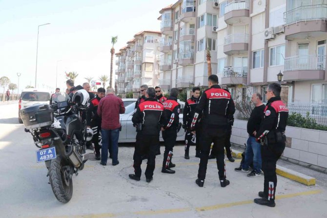 Emekli polis tartıştığı komşusunu silahla yaralayıp, parkta teslim oldu