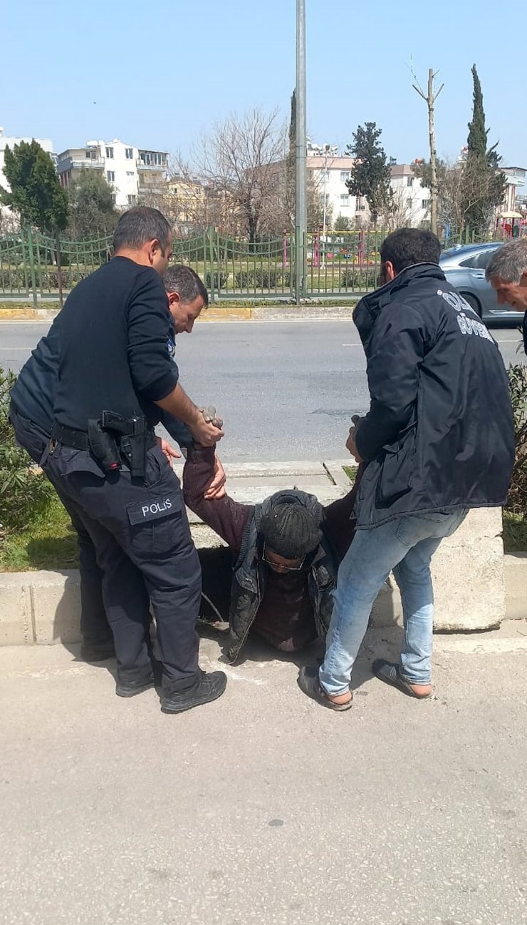 Hırsızlık için girdiği kanalda mahsur kaldı