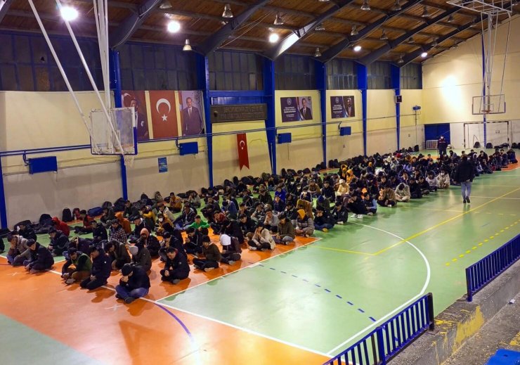 İzmir'de göçmen kaçakçılığına 5 tutuklama