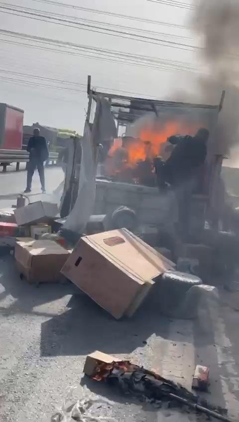 Kamyonetin kasası bir anda alev aldı