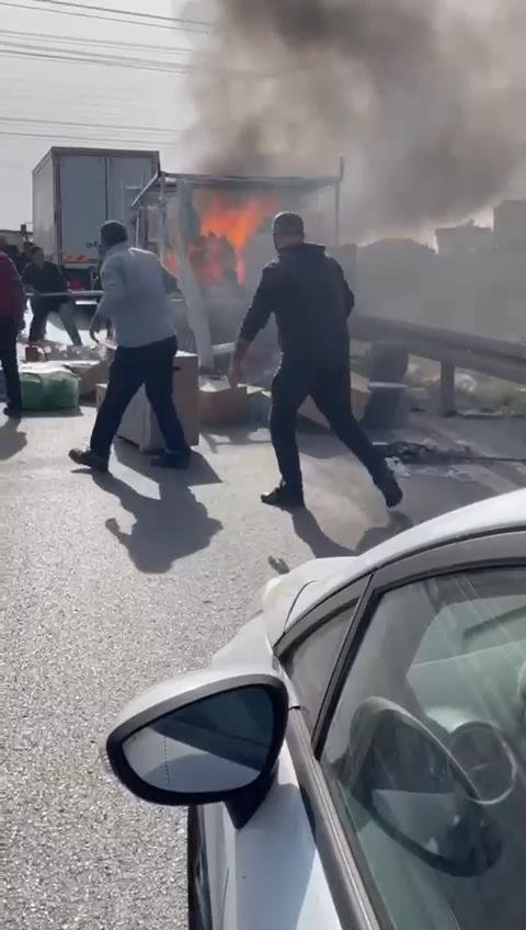 Kamyonetin kasası bir anda alev aldı