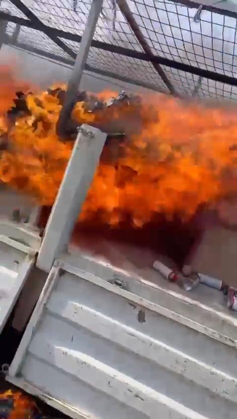 Kamyonetin kasası bir anda alev aldı